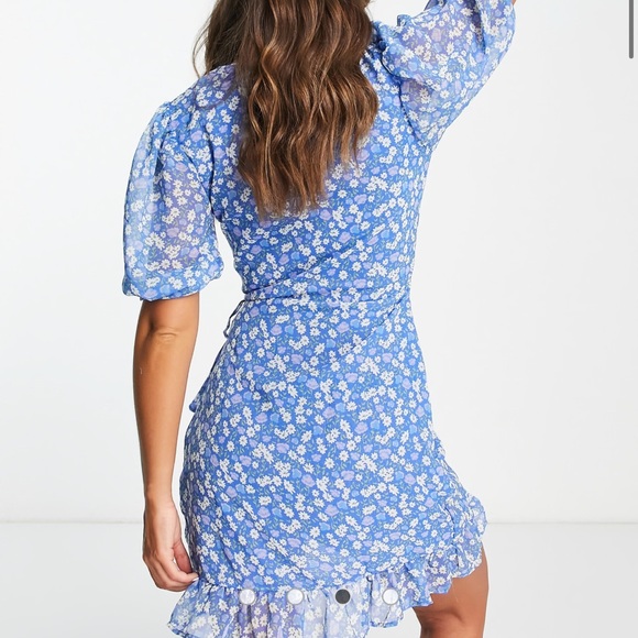 NA-KD frill detail mini dress in blue floral print - Picture 3 of 13